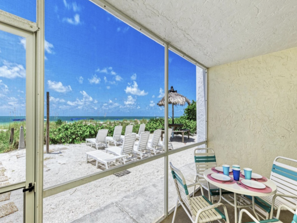 On Beach One Bedroom Condo with Communal Pool in Holmes Beach